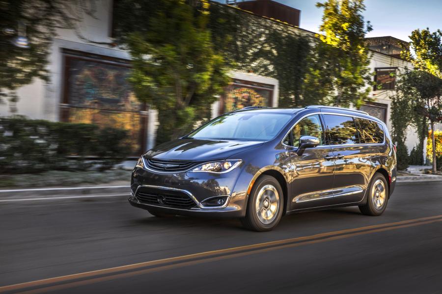  Chrysler Pacifica Hybrid Limited (RU) 2016 года  (фото 24 из 40)
